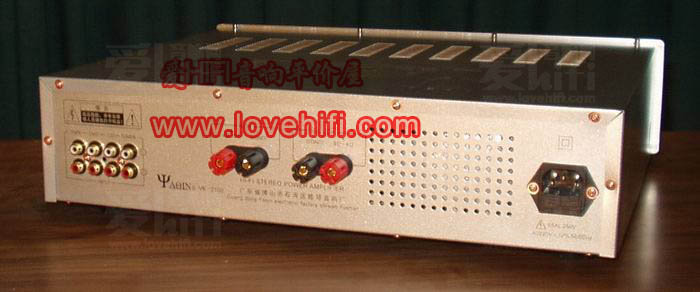 电子管机的音色令不少音乐爱好者痴迷,但是其昂贵的价格及高温度、低效率的特性又令他们望洋兴叹。有没有两全其美的设计方案呢,答案是肯定的,采用前胆后石是较完美的组合。众所周知,前级对音色的影响起决定性的作用,所以用电子管设计前级能起到美化音质的作用,而用晶体管做后级既可省去笨重及工艺复杂的输出变压器,又能确保功放的速度及频响特性指标优良。雅琴一直在做胆石结合这方面的开发和研究,雅琴的VK2100是最近开发的一款前胆后石功放,主放大电路由电子管设计,整机放大电路没有环路负反馈,瞬态特性良好,音乐的质感非常逼真。